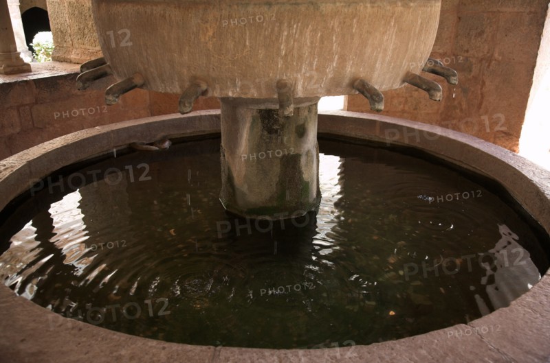 Provence820 Abbaye du Thoronet : le lavabo donnant sur le cloître (bassin et fontaine)