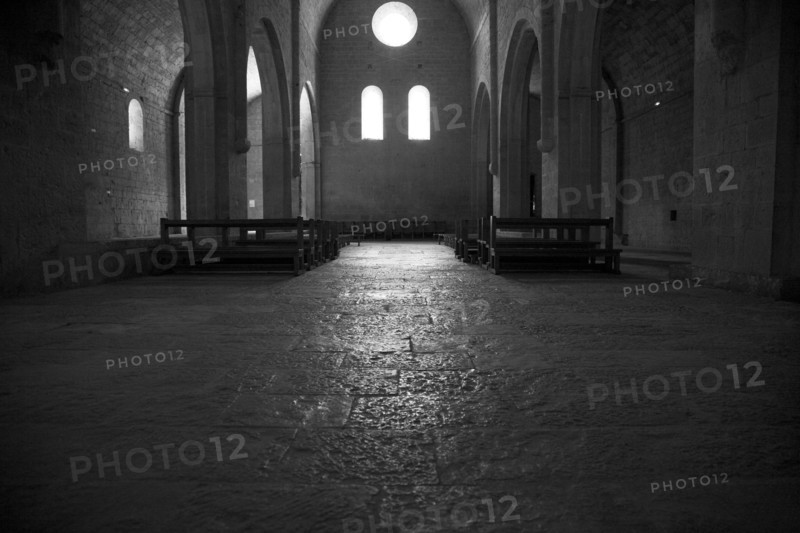 Provence825 Abbaye du Thoronet : intérieur de l'église (sol de la nef principale et façade occidentale)