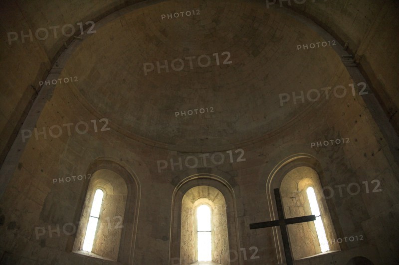 Provence827 Abbaye du Thoronet : intérieur de l'église (chœur en abside voûtée formant la moitié d'une coupole, trois fenêtres en plein cintre symbolisant la Trinité, croix)