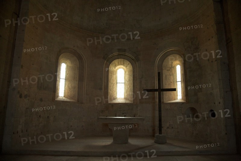 Provence828 Abbaye du Thoronet : intérieur de l'église (chœur en abside voûtée formant la moitié d'une coupole, trois fenêtres en plein cintre symbolisant la Trinité, croix)