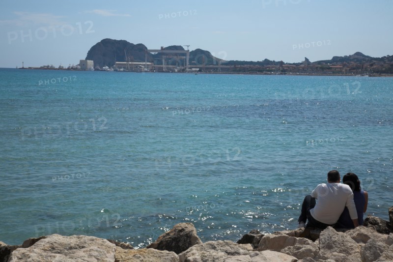 Provence760 La Ciotat, la baie et le rocher (Ile verte et Cap de l'Aigle), couple face à la baie