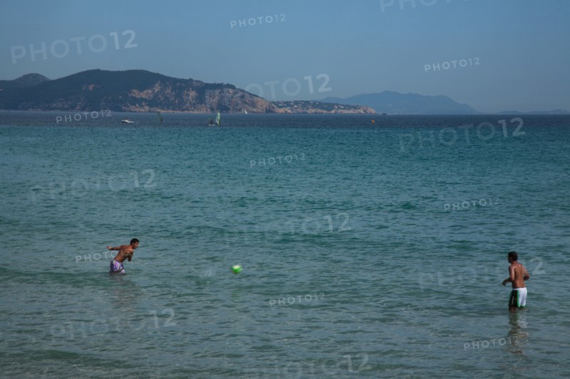 Provence762 La Ciotat, la baie, baigneurs jouant du ballon à la plage