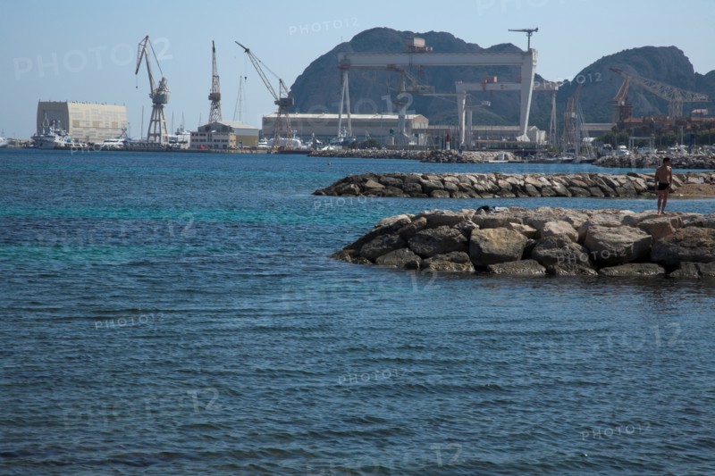 Provence767 La Ciotat, la baie et le rocher (Ile verte et Cap de l'Aigle), les chantiers navals