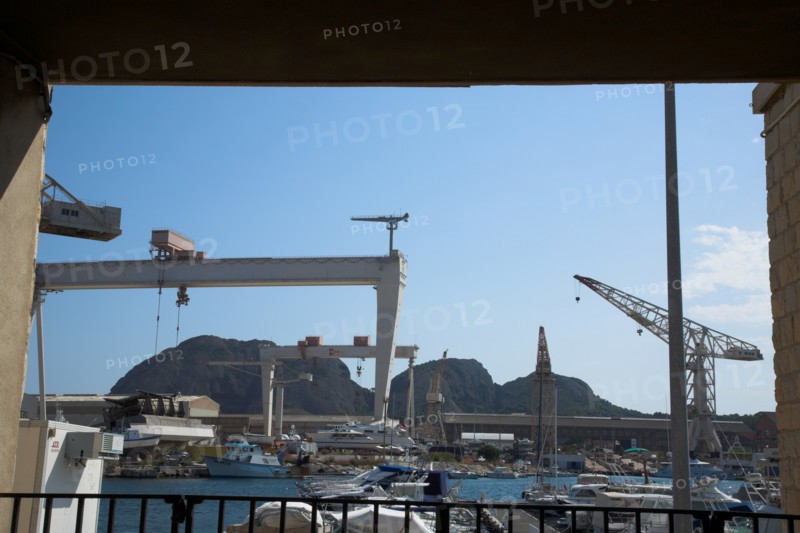 Provence768 La Ciotat, le rocher (Ile verte et Cap de l'Aigle) et les chantiers navals depuis le vieux port