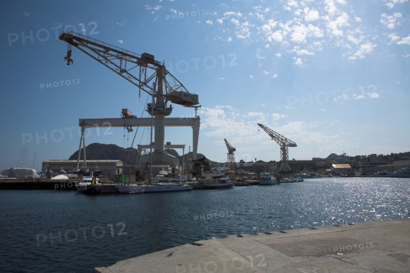 Provence778 La Ciotat, le rocher et les chantiers navals
