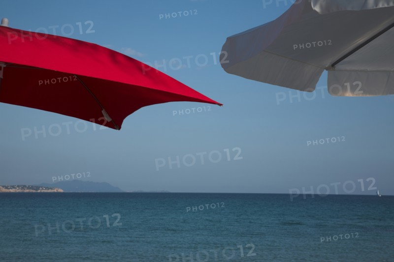 Provence782 La Méditerranée, parasols rouge et blanc face à la mer (baie de La Ciotat), plage, voilier