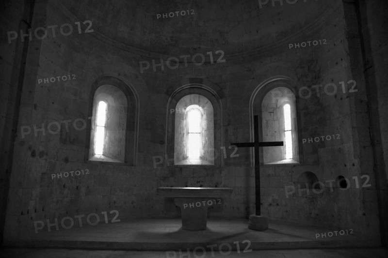 Provence829 Abbaye du Thoronet : intérieur de l'église (chœur en abside voûtée formant la moitié d'une coupole, trois fenêtres en plein cintre symbolisant la Trinité, croix)
