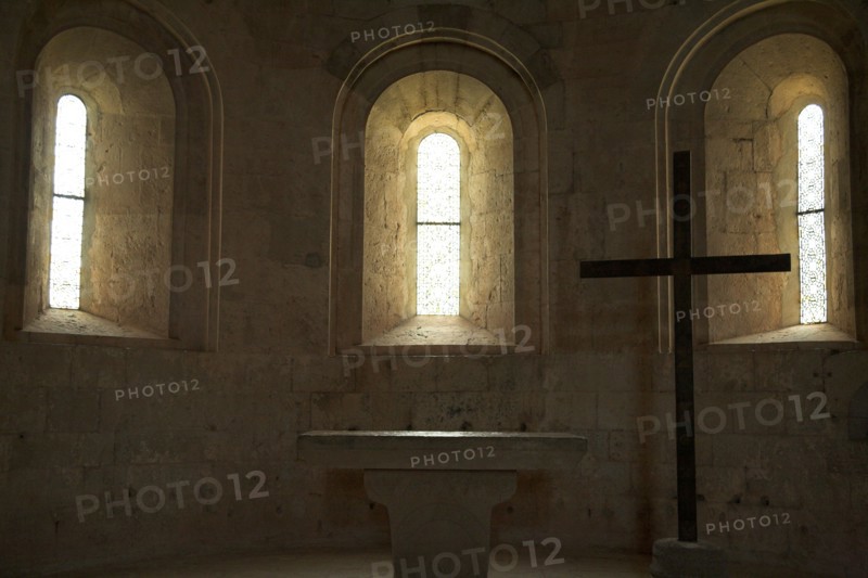 Provence830 Abbaye du Thoronet : intérieur de l'église (chœur et ses trois fenêtres en plein cintre symbolisant la Trinité, croix)