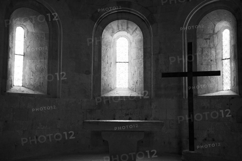 Provence831 Abbaye du Thoronet : intérieur de l'église (chœur et ses trois fenêtres en plein cintre symbolisant la Trinité, croix)