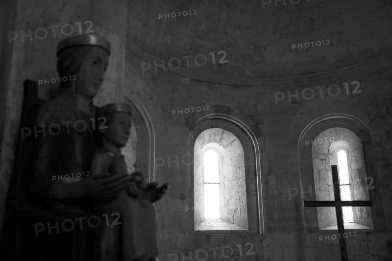 Provence832 Abbaye du Thoronet : intérieur de l'église (chœur et ses trois fenêtres en plein cintre symbolisant la Trinité, statue de la Vierge, croix)