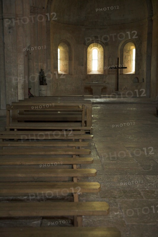 Provence833 Abbaye du Thoronet : intérieur de l'église (nef, chœur et ses trois fenêtres en plein cintre symbolisant la Trinité)