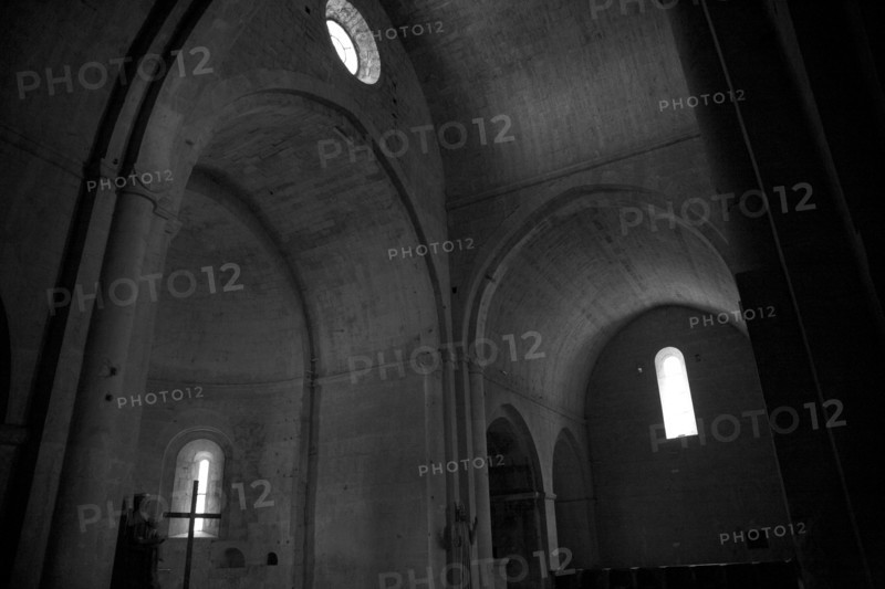 Provence834 Abbaye du Thoronet : intérieur de l'église (nef et chœur)