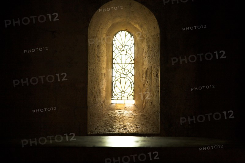Provence835 Abbaye du Thoronet : intérieur de l'église (fenêtre et autel de pierre)