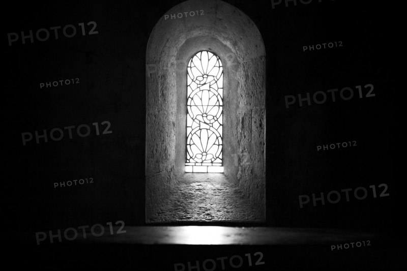 Provence836 Abbaye du Thoronet : intérieur de l'église (fenêtre et autel de pierre)