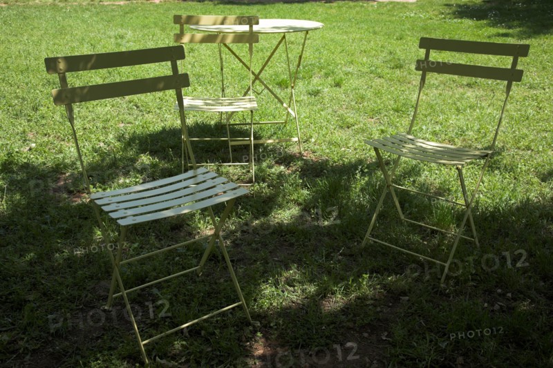 Provence855 jardin vert en Provence, chaises de jardin