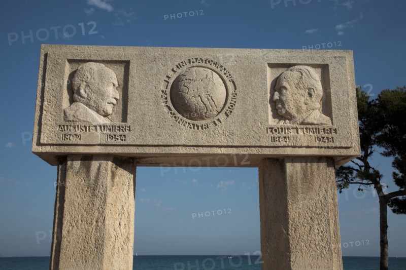 Provence783 La Ciotat, la baie, monument en hommage aux Frères Lumière (Auguste Lumière 1862-1954, Louis Lumière 1864-1948) et au Cinématographe
