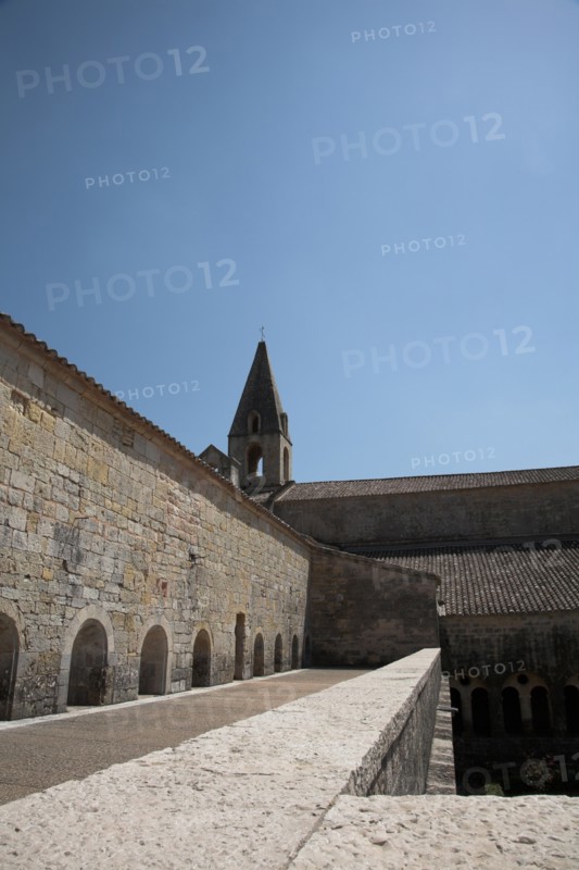 Provence788 Abbaye du Thoronet, vue principale de l'église et de la salle capitulaire, du haut du cloître