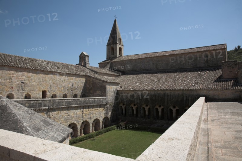 Provence789 Abbaye du Thoronet, vue principale de l'église, du cloître et de la salle capitulaire, du haut du cloître