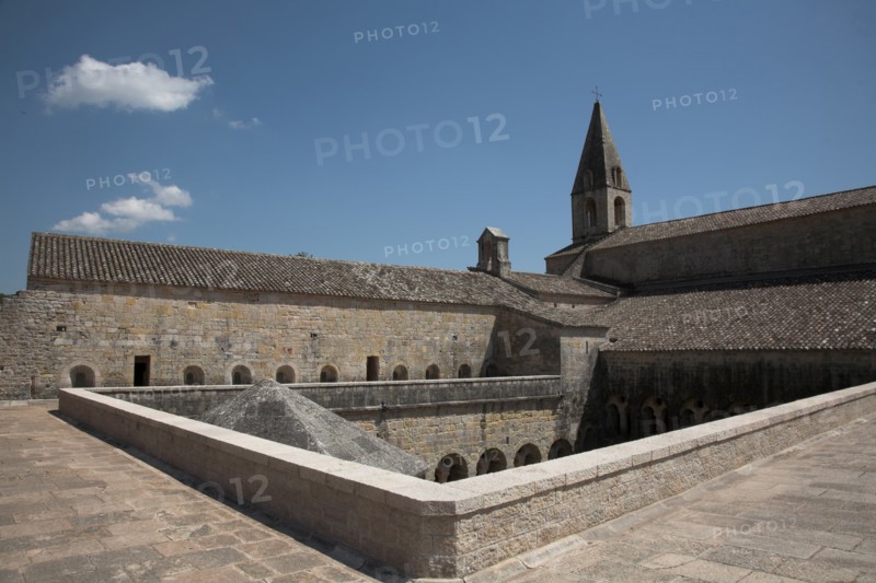 Provence791 Abbaye du Thoronet, vue principale de l'église, du cloître et de la salle capitulaire, du haut du cloître