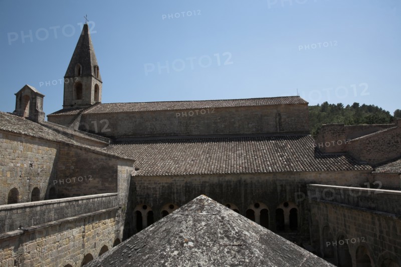 Provence792 Abbaye du Thoronet, vue principale de l'église, du cloître et de la salle capitulaire, du haut du cloître