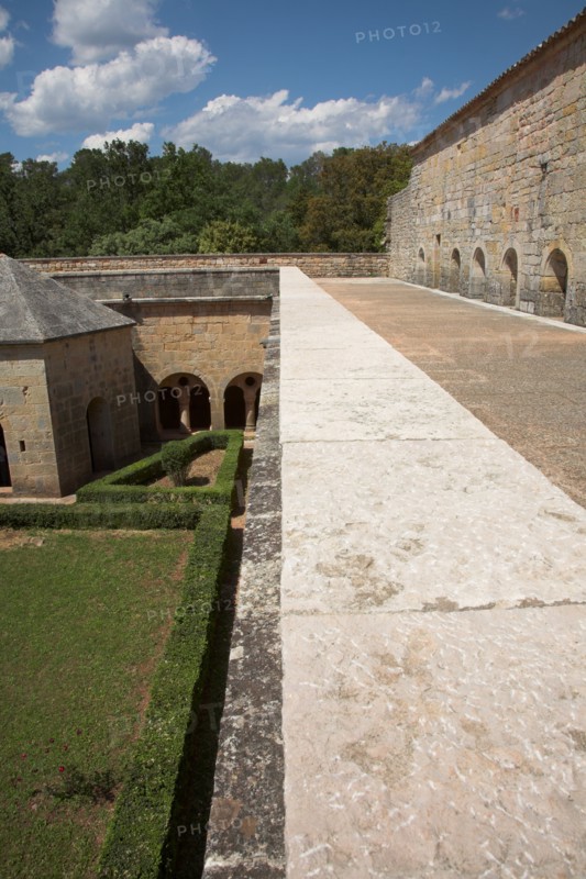 Provence794 Abbaye du Thoronet, vue du cloître, du jardin et de la salle capitulaire, depuis le haut du cloître
