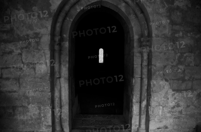 Provence844 Abbaye du Thoronet : accès du cloître vers la salle capitulaire (porte en ogive, passage)