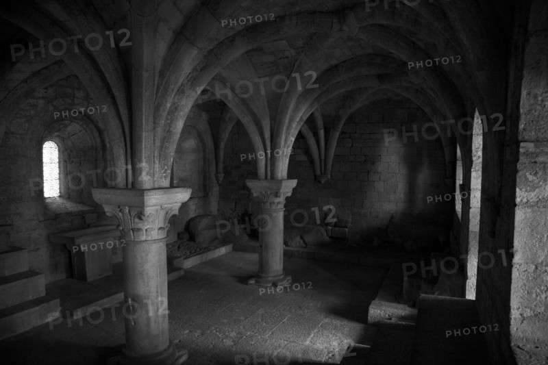 Provence845 Abbaye du Thoronet : la salle capitulaire (architecture gothique, voûte sur croisée d'ogives, colonnes et chapiteaux)
