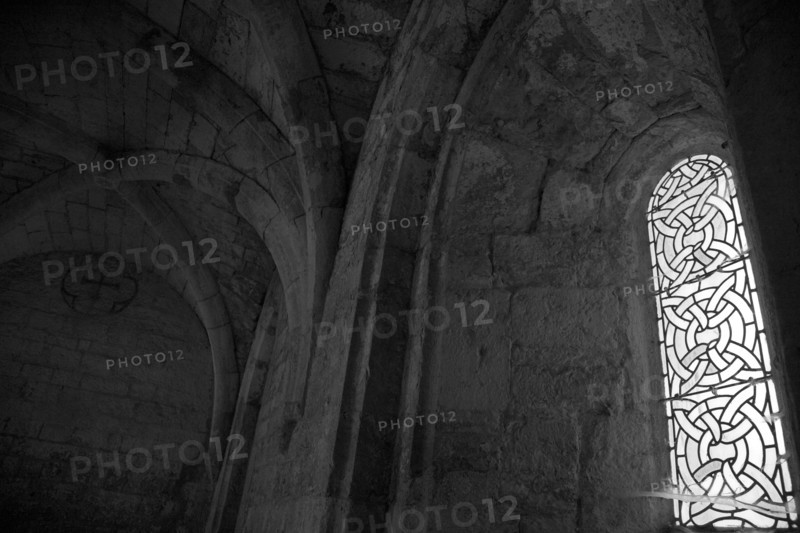Provence847 Abbaye du Thoronet : la salle capitulaire (architecture gothique, voûte sur croisée d'ogives, vitrail)