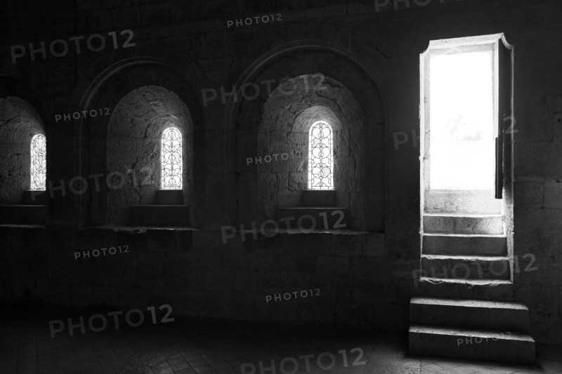 Provence850 Abbaye du Thoronet : le dortoir des moines et baies donnant sur le haut du cloître