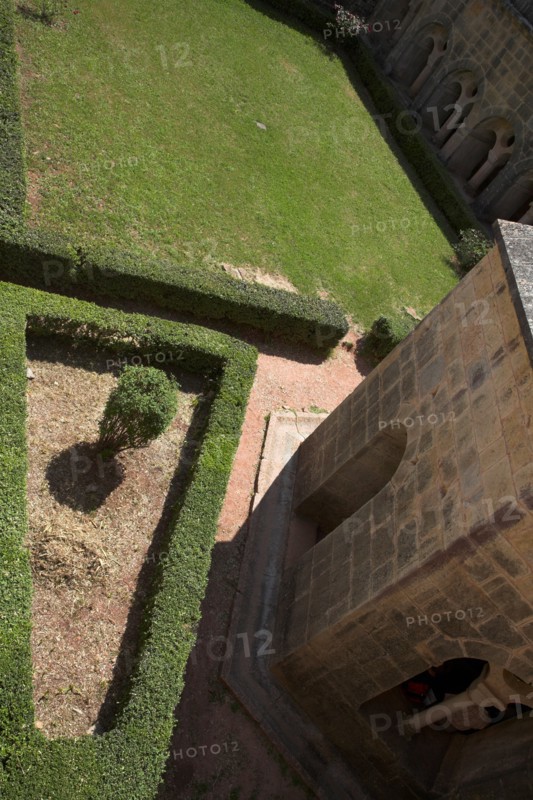 Provence795 Abbaye du Thoronet, vue supérieure du jardin du cloître et du lavabo depuis le haut du cloître