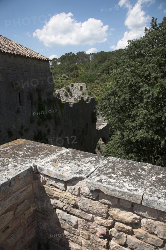 Provence796 Abbaye du Thoronet, le bâtiment des convers (réfectoire et dortoir) vu du haut du cloître