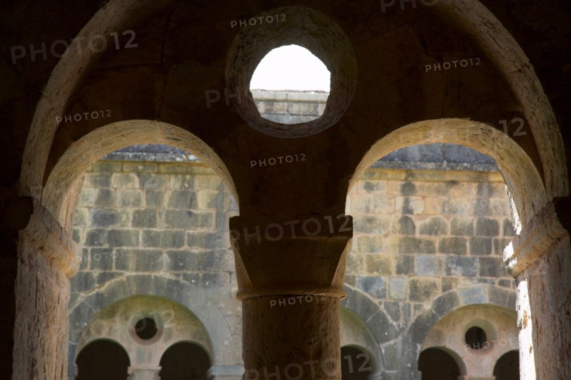 Provence806 Abbaye du Thoronet, le cloître : arcades géminées, oculus et chapiteaux