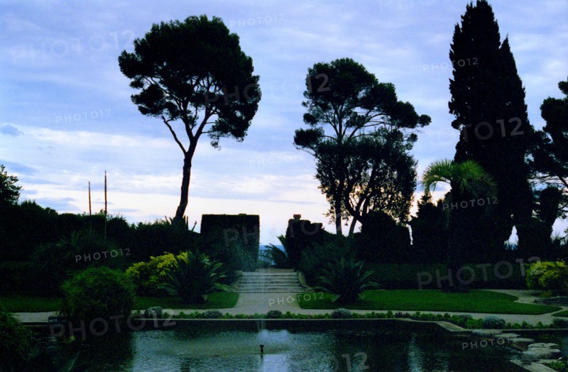 Villa Ephrussi de Rothschild jardins, jardin à la française le soir