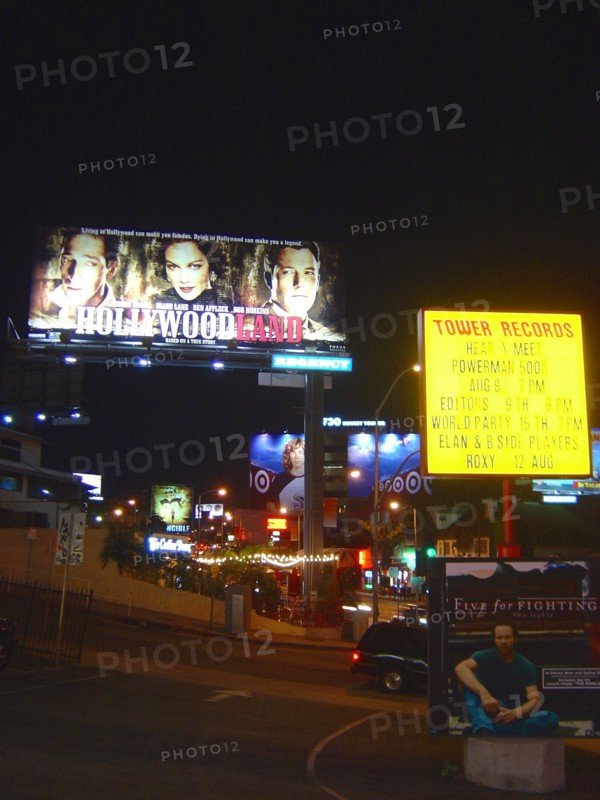 Sunset Boulevard de nuit, Tower Records et panneau de l'affiche du film "Hollywood land"