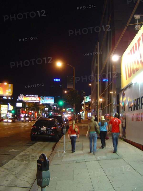 Sunset Boulevard de nuit (circulation automobile et passants)