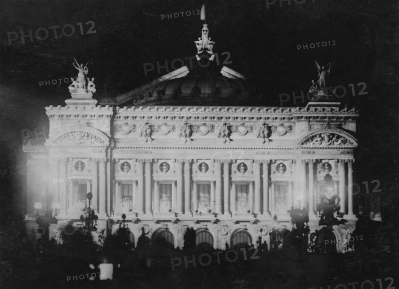 Célébration de la fin de la guerre, le 8 mai 1945, devant l'Opéra de Paris.