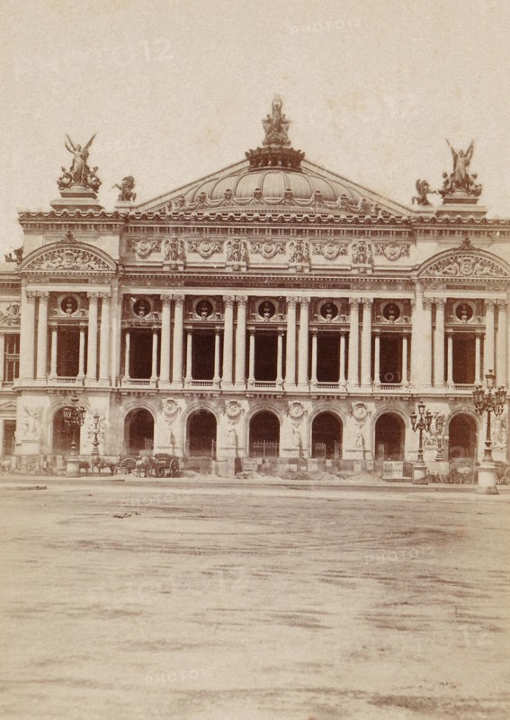 L'Opéra Garnier à Paris, en construction, vers 1870