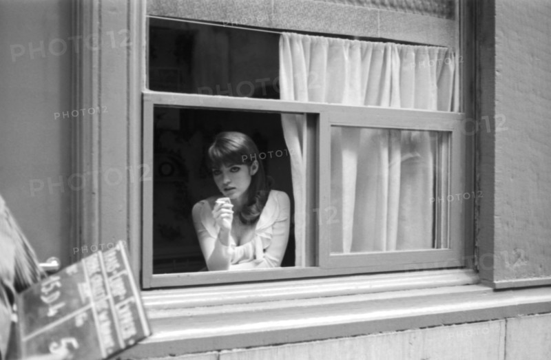 Marie-France Pisier sur le tournage du film "Trans-Europ-Express"