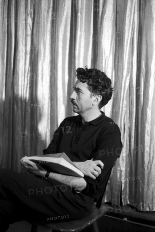 Alain Robbe-Grillet sur le tournage de son film "Trans-Europ-Express"