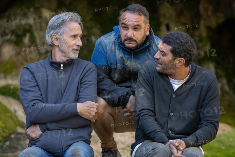 Hommes au bord de la crise de nerfs