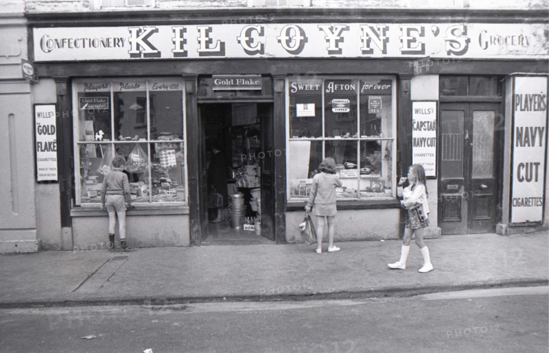 Enfants regardant la vitrine d'une épicerie en Irlande