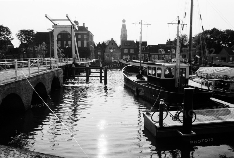 Canal d'Enkhuizen en contre-jour, avec un pont levant et des bateaux amarrés. Enkhuizen, Pays-Bas.
1999