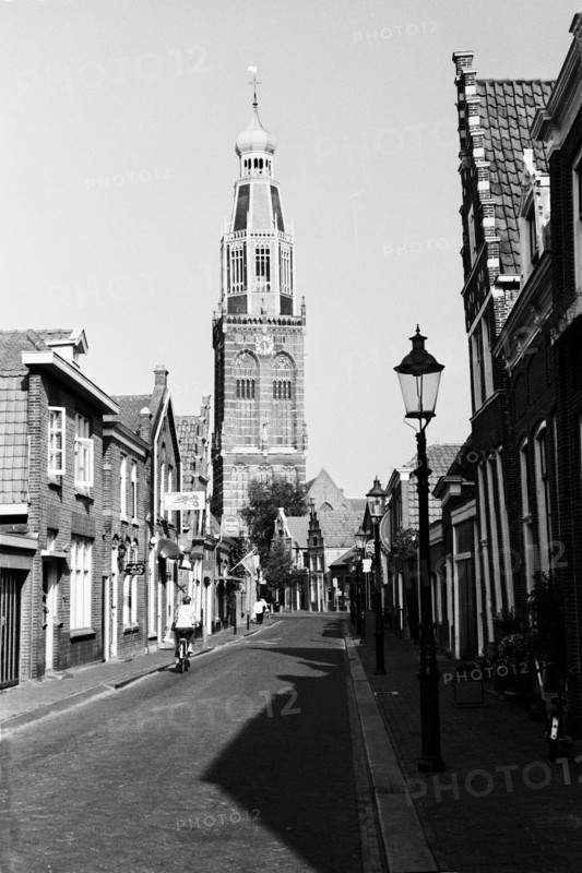 La tour de la Zuiderkerk au bout d'une rue bordée de maisons, avec un lampadaire au premier plan. Enkhuizen, Pays-Bas.
1999