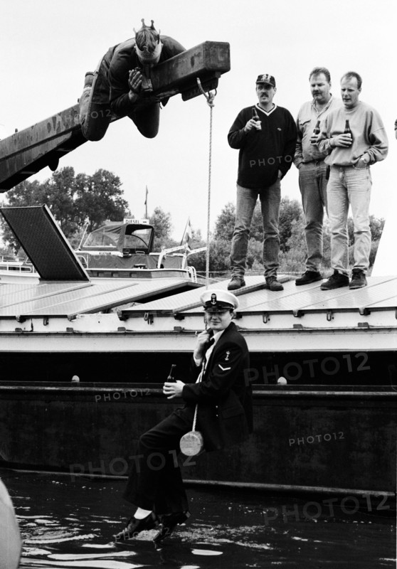 Groupe d'hommes debout sur un ponton au bord de l'eau, Pays-Bas