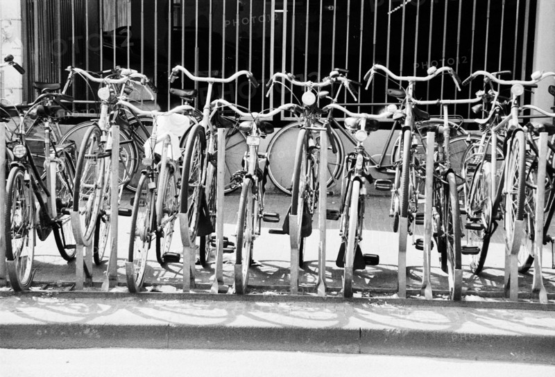 Rangée de vélos garés derrière une grille. Haarlem, Pays-Bas.
1999