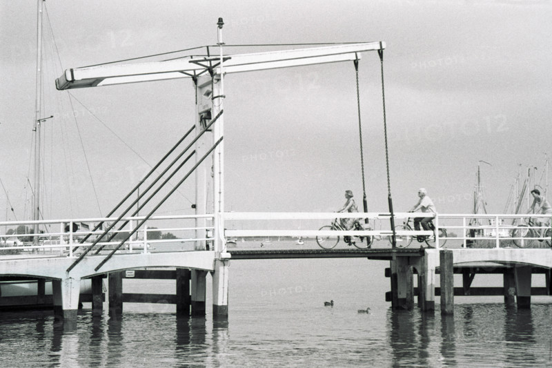 Pont mobile enjambant un plan d'eau, et cyclistes. Pays-Bas.
2000