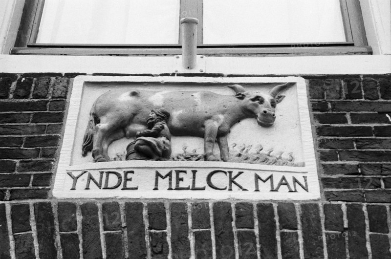 Pierre de façade sculptée en relief, portant l'inscription « Ynde Melck Man », sur un mur de briques. Enkhuizen, Pays-Bas.
2000