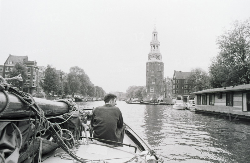La Munttoren vue depuis un canal, une personne assise à l'avant d'un bateau. Amsterdam, Pays-Bas.
2000
