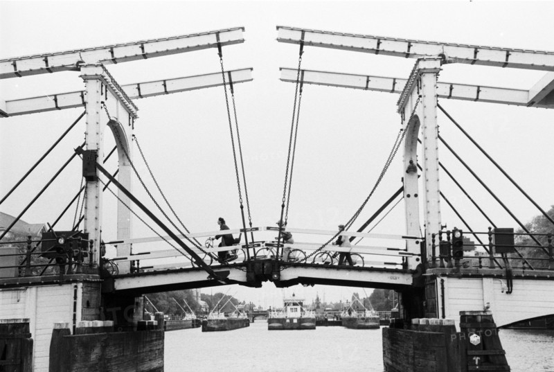 Pont levant vu de face, avec ses bras de levage et ses câbles. Amsterdam, Pays-Bas.
2000