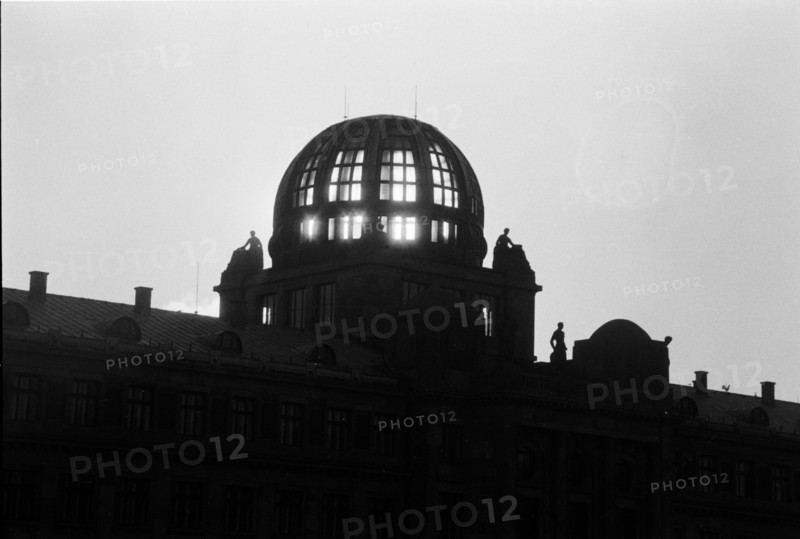 Silhouette sombre d'un bâtiment surmonté d'un dôme dont les fenêtres sont éclairées. Prague, République tchèque.
2001